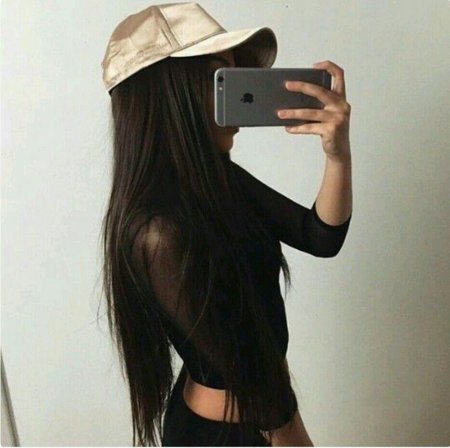 Девушка с айфоном