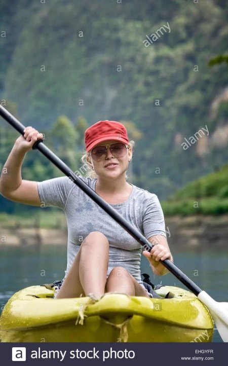 Девушка на байдарке