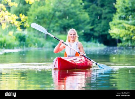 Девушка на байдарке