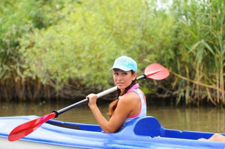 Девушка на байдарке
