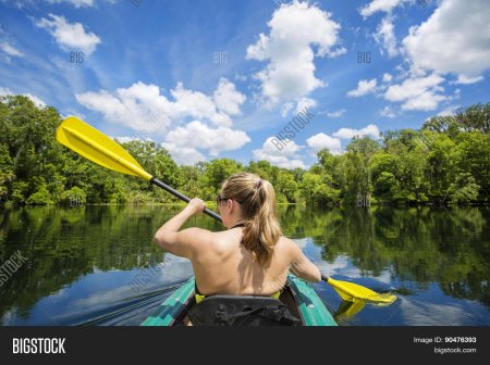 Женщина на байдарке