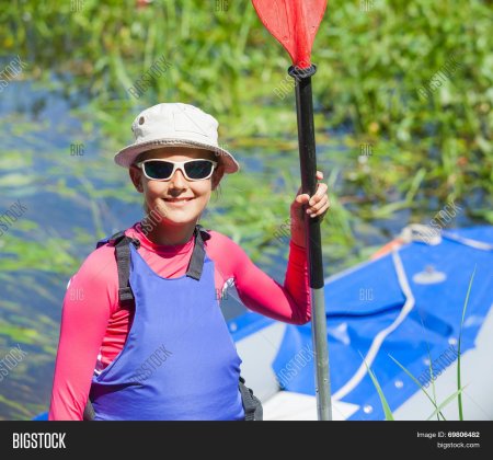 Рука держит весло