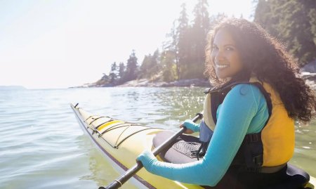 Девушка на байдарке