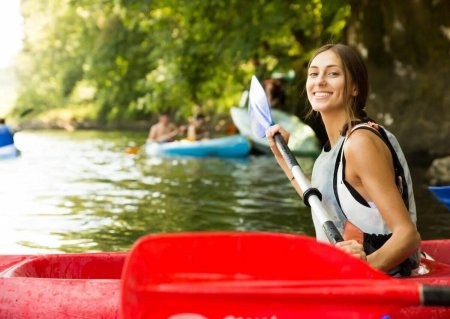 Женщина на байдарке