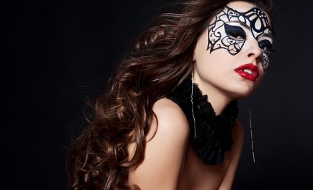 Девушка в маске