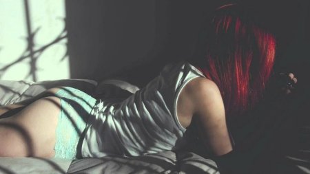 Рыжеволосая девушка со спины