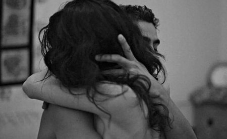 Обнимает девушку сзади