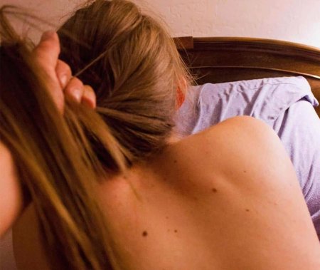 Волосы намотанные на кулак