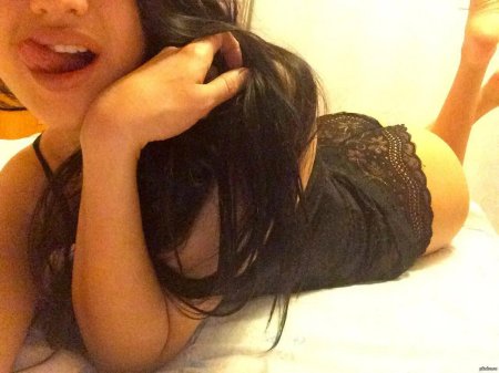 Брюнетка домашнее