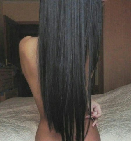 Девушка с черными волосами со спины