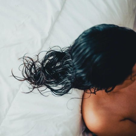 Девушка с мокрой головой на подушке