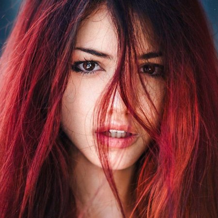 Девушка с красными волосами