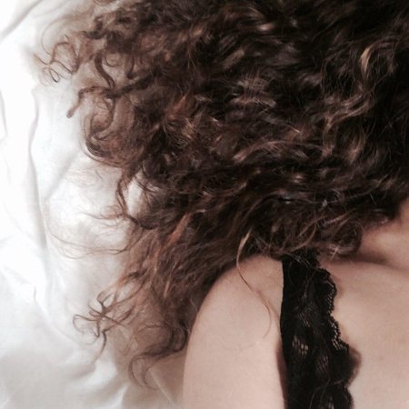 Кудрявая девушка