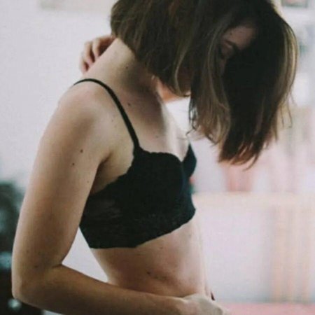 Плачущие девушки с короткими волосами