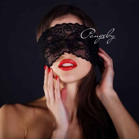 Девушка с повязкой на глазах