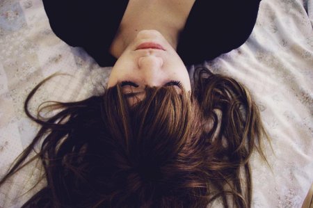 Девушка прячет лицо