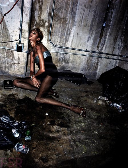 Под девушкой