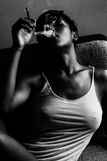 Девушка с сигаретой