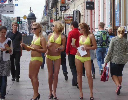 Девушки в купальниках на улицах города