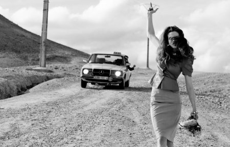 Уходящая женщина