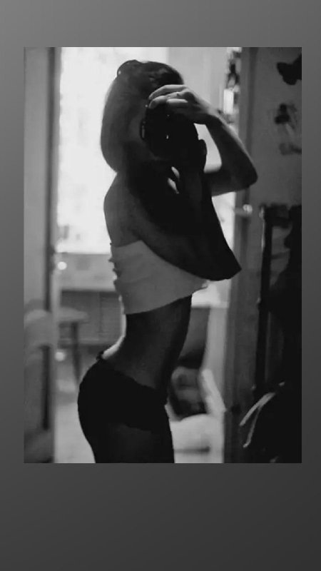 Девушка с каре со спины