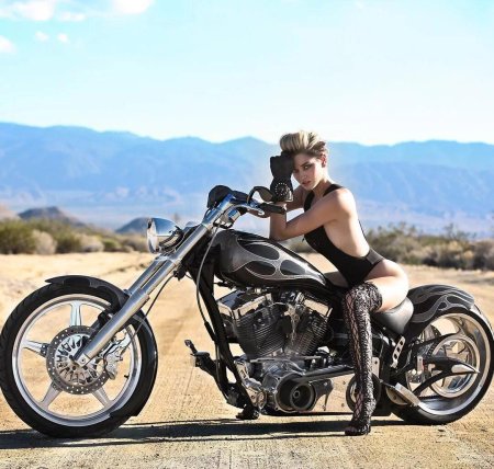 Девушка байкер