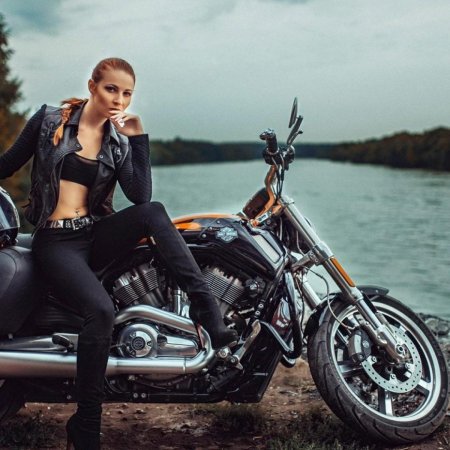 Девушка и мотоцикл
