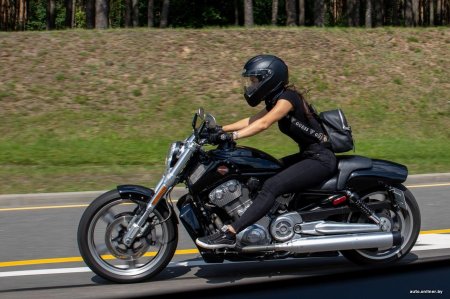 Девушка на мотоцикле