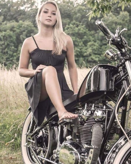 Девушка босиком на мотоцикле