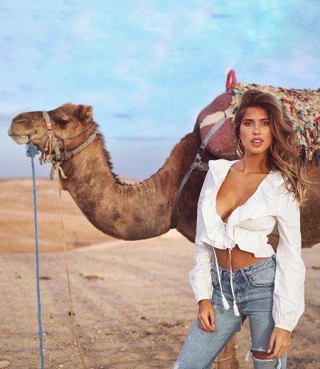 Девушка на верблюде