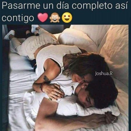 Обнимаются в кровати