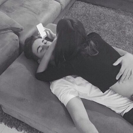 Брюнетка с парнем в кровати