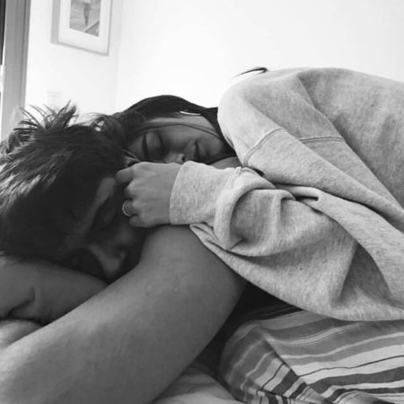 Пара обнимается в кровати