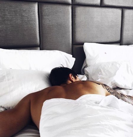 Мужчина в кровати