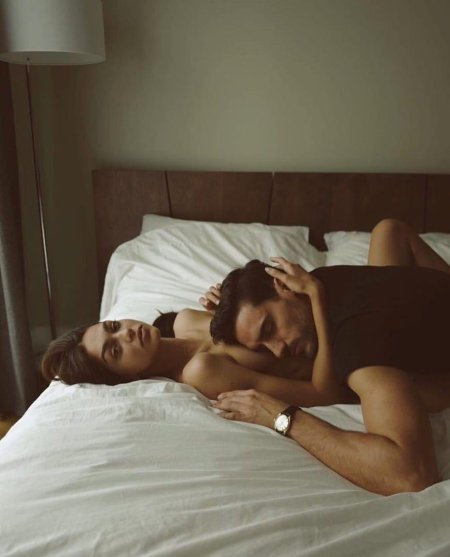 Пара лежит в постели