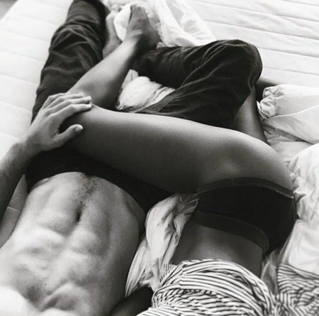 Парень и девушка лежат на кровати