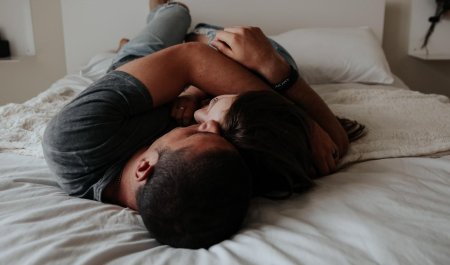 Обнимаются в постели