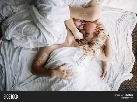 Объятия в постели