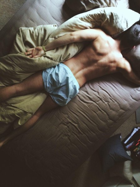 Парень лежит на кроват