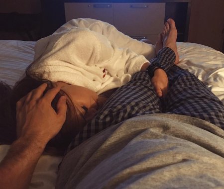 Мужские ноги на кровати