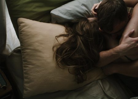 Обнимаются в постели