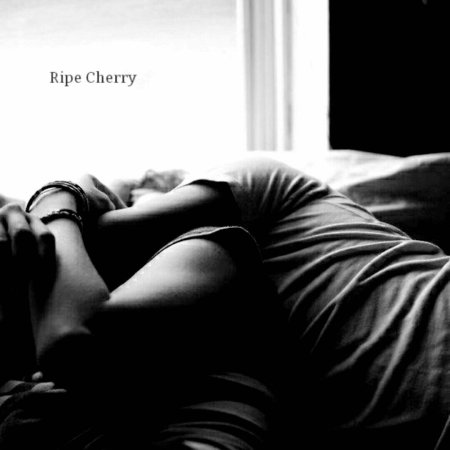 Мужская спина на кровати