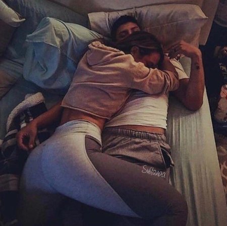 Девушка спит на парне