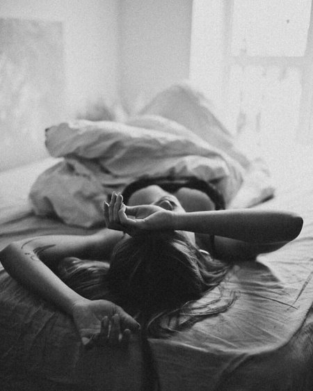 Девушка потягивается в кровати