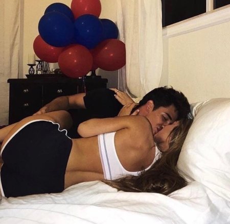 Парень и девушка в кровати