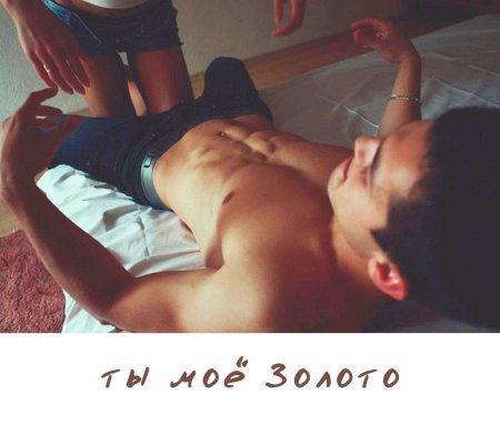 Пресс парня в кровати