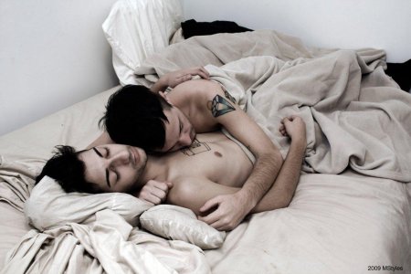 Парни лежат в обнимку