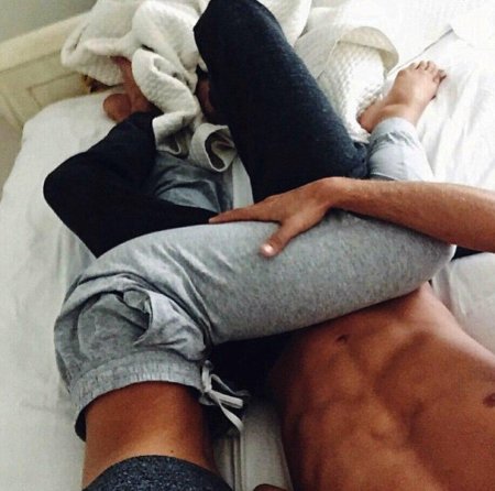 Парень и девушка лежат на кровати