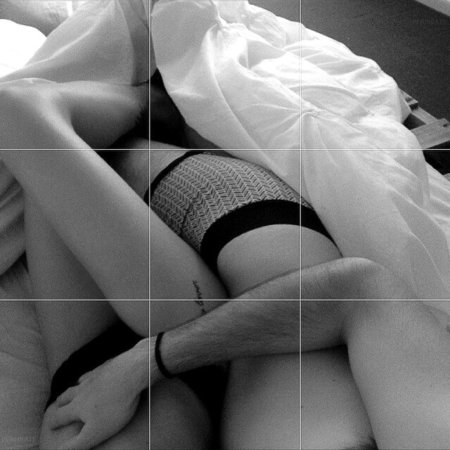 Обхватила его ногами