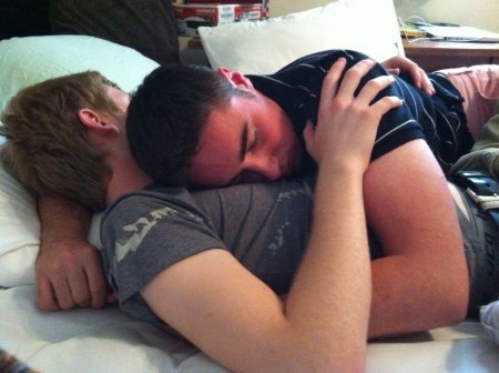 Парни лежат в обнимку